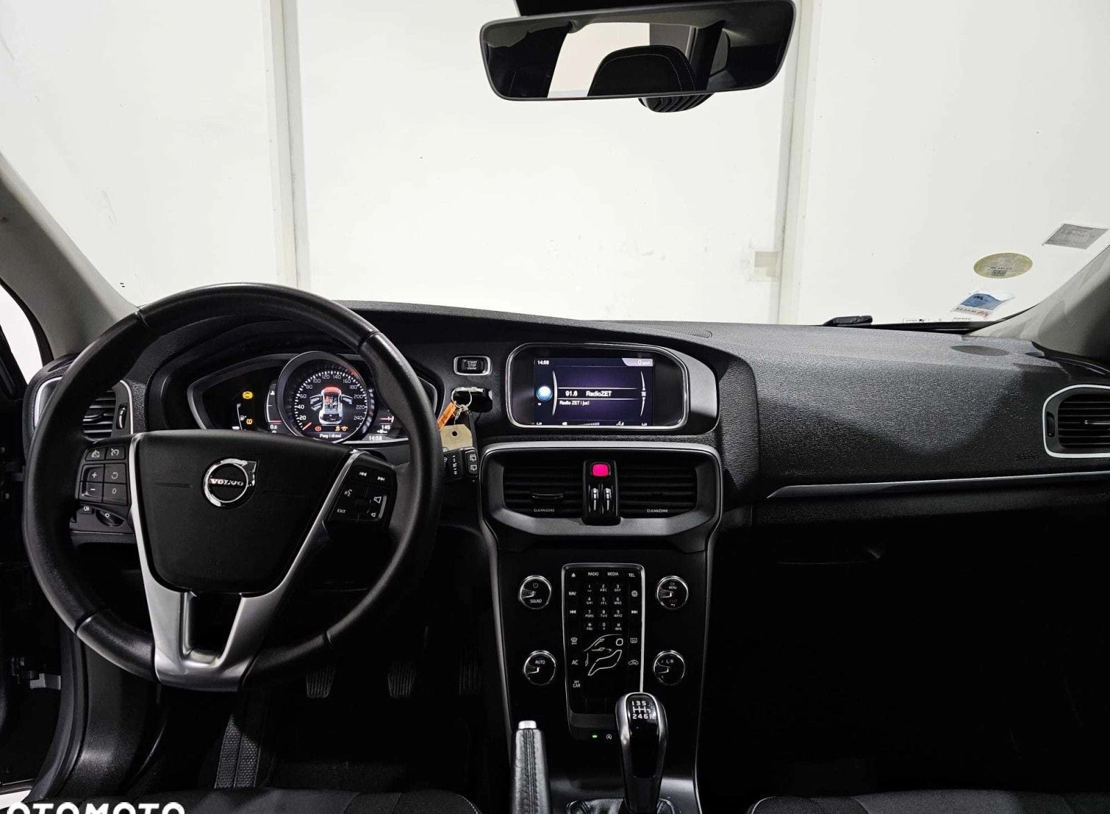 Volvo V40 cena 35700 przebieg: 143829, rok produkcji 2018 z Dobrodzień małe 154